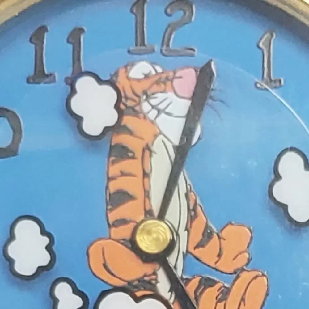 The Disney Store Winnie the Pooh Tigger with Clouds Watch